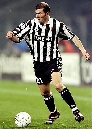 Ap&oacute;s o sucesso na Fran&ccedil;a, Zizou foi para a Juventus, onde foi bicampe&atilde;o italiano.