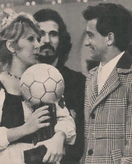 Em 1974, a atriz Terezinha Sodré entrega a Bola de Prata ao volante Dudu. Atrás, Mário Sérgio, que naquele ano também foi premiado. Foto: Reprodução