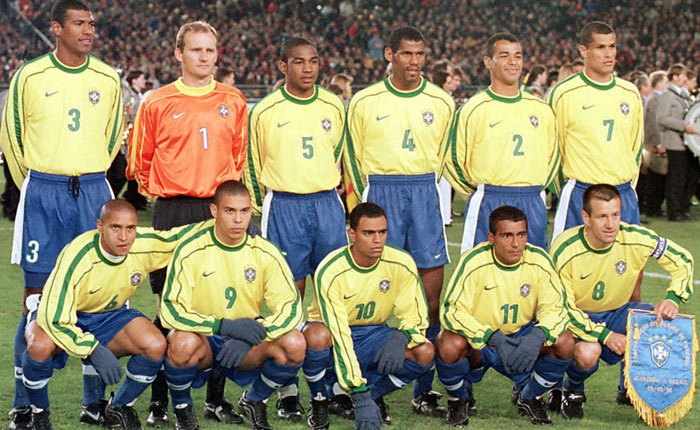Time do Brasil posa para foto em amistoso contra a Alemanha antes da Copa de 1998; Dunga, capitão, é o primeiro agachado da direita para esquerda em um time que contava com Aldair, Taffarel, Cesar Sampaio, Baiano, Cafu e Rivaldo (em pé da esquerda para direita); Roberto Carlos, Ronaldo, Denilson e Romário. Foto UOL 