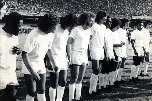 Vejam o Santos posando para foto em 1973 no Maracanã antes de clássico contra o Botafogo. No final, deu Peixe por 3 a 0. Da esquerda para a direita vemos Cejas, Edu, Nenê, Clodoaldo, Brecha, Hermes, Euzébio, Zé Carlos, Vicente, Pelé e Marinho Peres