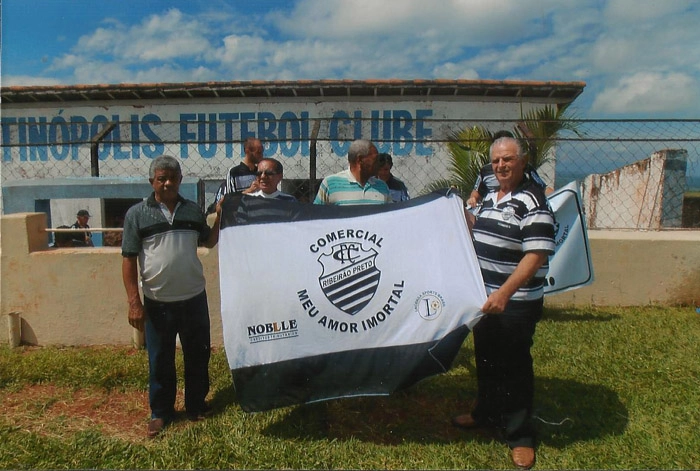 Jogo na cidade de Altinópolis. O time Master do Comercial venceu o Altinópolis por 4 a 2. Da esquerda para a direita, os quatro à frente são Ferreira, Glostora, Píter e Tomires, com a linda bandeira do Comercial Futebol Clube. Foto enviada por Tomires