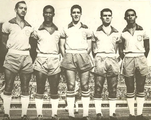 Ataque da Seleção Brasileira, que fez excursão pela Europa em 1956. Da esquerda para a direita, Paulinho, Didi, Álvaro, Evaristo e Canhoteiro. Foto enviada por José Eustáquio