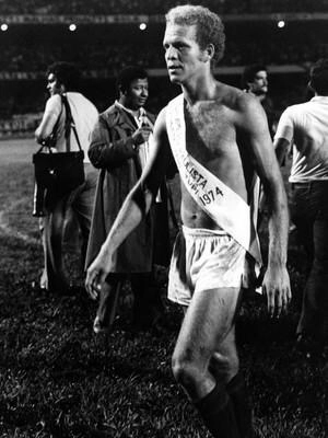Ademir da Guia com a faixa de Campeão Paulista de 1974 . Foto: reprodução.