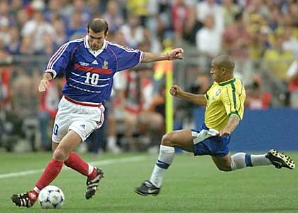 Na decis&atilde;o do Mundial de 1998, Roberto Carlos tenta parar o maestro franc&ecirc;s.