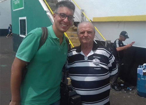 Tomires, à direita, ao lado de Geraldo Neto, da EPTV, assistindo a vitória do Comercial sobre o Rio Preto, por 1 a 0, no Palma Travassos, no dia 10 de fevereiro de 2019