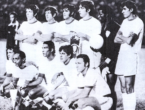 Trata-se de uma Portuguesa de Desportos de 1971. Em pé: Luís Américo, Fogueira, Ulisses, Marinho Peres, Orlando e Arengui. Agachados: Xaxá, Lorico, Cabinho, Tatá e Piau