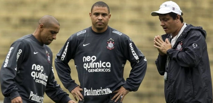 Roberto Carlos e Ronaldo recebem instruções de Adilson Batista. Foto: UOL