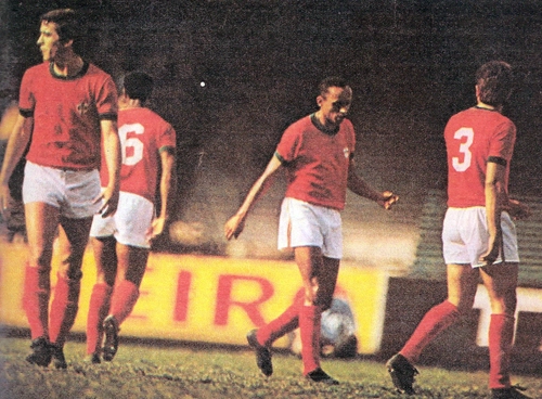  Da esquerda para a direita estão Leivinha, Guaraci (número 6), Lorico e Marinho (número 3)
