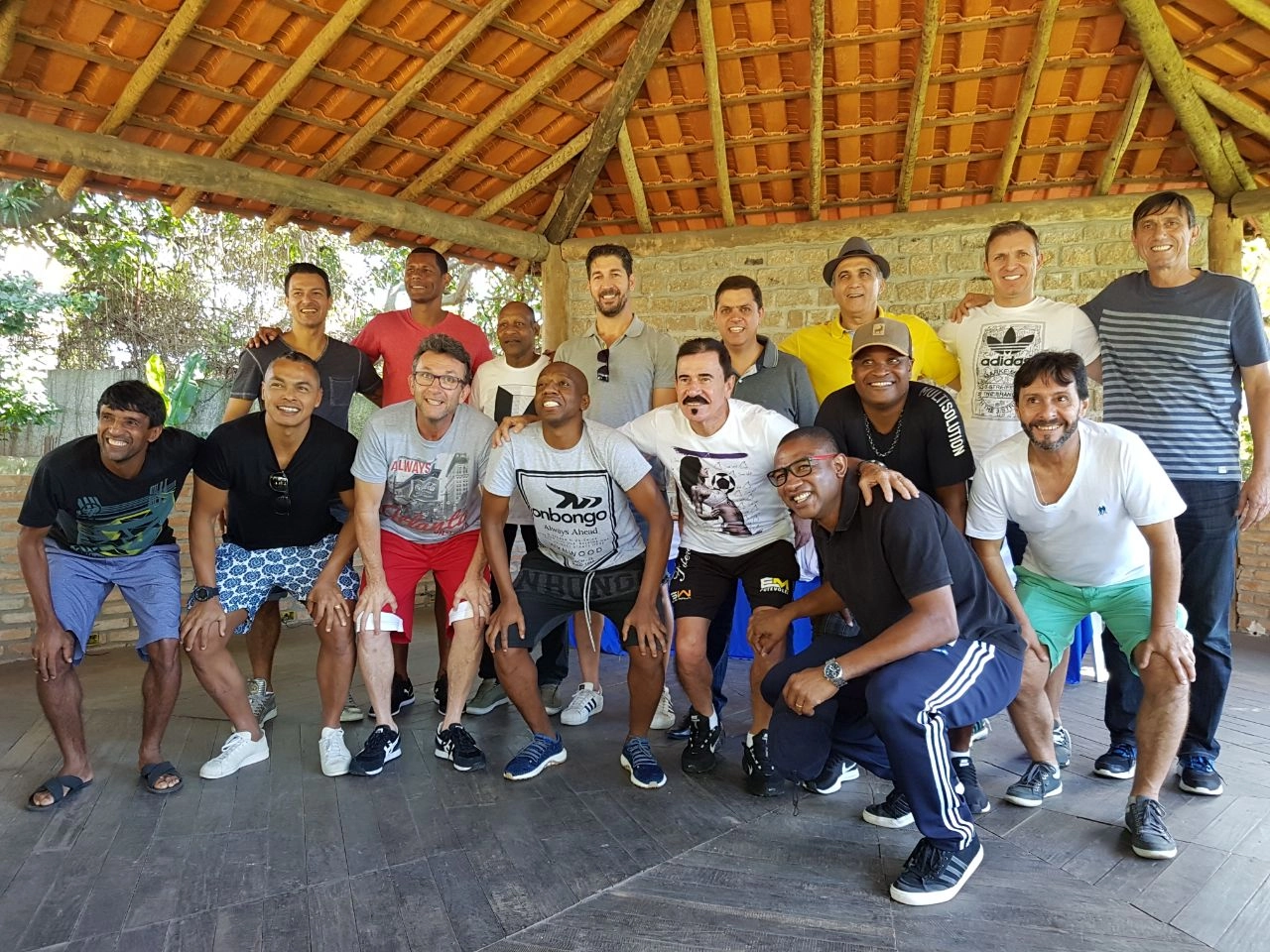 Amigos reunidos para jogo beneficente em Carapicuiba-SP em 24 de mar&ccedil;o de 2018. Em p&eacute;, da esquerda para a direita: Thiago Gentil, Claudecir, Edu Bala, S&eacute;rgio, Marcos Neves (prefeito de Carapicuiba), Juninho Fonseca, Velloso e Montini; Agachados: &Iacute;ndio, Dod&ocirc;, Neto, Amaral, Zenon, C&eacute;sar Sampaio, Sidney e Esquerdinha. Foto enviada por Renato Nalesso