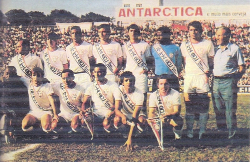 A Lusa até hoje é lembrada pelos feitos de seus atletas que engrandeceram o clube ao levantarem o troféu Fita Azul. Nesta foto tirada no Parque Antártica, vemos uma formação que retornou ao Brasil coberta de glórias após a conquista deste importante prêmio concedido a clubes brasileiros que se destacavam no exterior. Vemos em pé Fogueira, Dirceu, Calegari, Arengui, Orlando e Marinho; agachados estão Ratinho, Lorico, Cabinho, Basílio e Piau