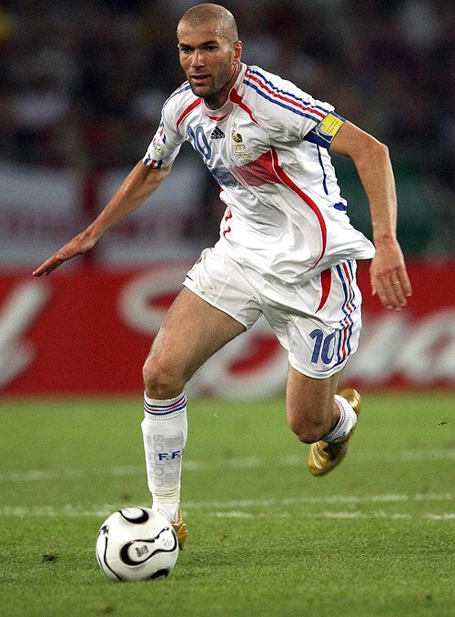 Sempre com a cabe&ccedil;a levantada, o craque comandou a Sele&ccedil;&atilde;o Francesa.