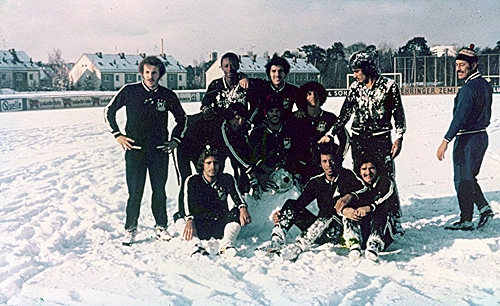 Veja Brecha (o primeiro em pé), na neve de Nurenberg (ALE), em 1973, com parte do elenco do Santos FC, em mais uma das excursões do Peixe pelo mundo. O segundo em pé é Eusébio e o terceiro agachado é Zé Carlos Cabeleira. O primeiro sentado é Marinho Peres, seguido por Carlos Alberto Torres e Manoel Maria.