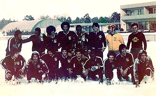 Veja o elenco do Santos, em 1973, na neve de Nuremberg (ALE). Sem sol, a foto ficou escura, mas de pé, vemos: Alcindo, Pelé, Zé Carlos Cabeleira, Carlos Alberto Torres, dois jogadores não identificados, o técnico Pepe e o goleiro Cláudio. Agachados: Mané Maria (o terceiro), Brecha, Vicente e Marinho Peres (os três últimos).