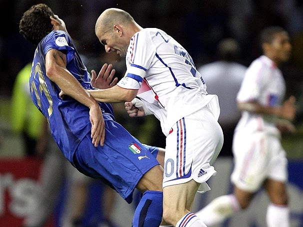 A famosa cabe&ccedil;ada de Zidane em Materazzi. O franc&ecirc;s foi expulso e Fran&ccedil;a acabou perdendo a Copa do Mundo de 2006 para a It&aacute;lia.