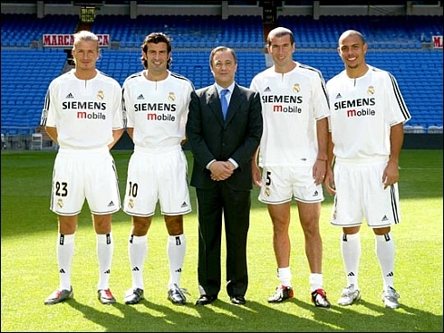 Em 2003, o Real Madrid reuniu as maiores estrelas do futebol mundial. Da esquerda para &agrave; direita: David Beckham, Lu&iacute;s Figo, o presidente Florentino P&eacute;rez, Zinedine Zidane e Ronaldo. Foto: Site oficial do Real Madrid