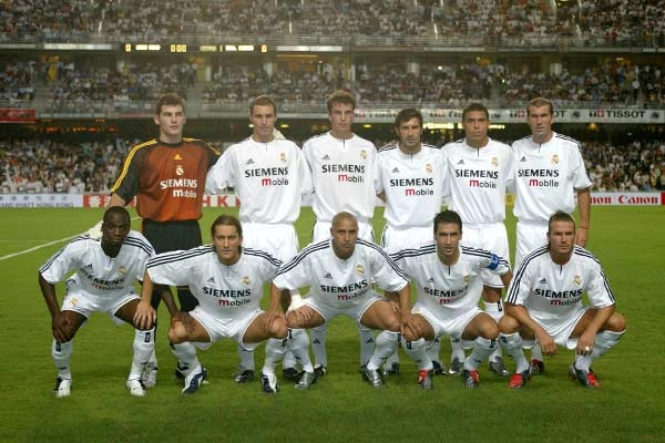 A escala&ccedil;&atilde;o ,do meio para frente, do Real Madrid era conhecida em qualquer canto do planeta: Em p&eacute;, da esquerda para &agrave; direita: Casillas, Helguera, Pav&oacute;n, Figo, Ronaldo e Zidane. Agachados, da esquerda para &agrave; direita:Makelele, Salgado, Roberto Carlos, Ra&uacute;l e Beckham. Foto: iG/AFP