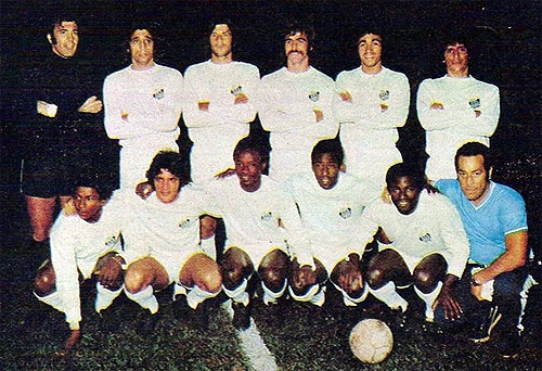 Veja o Santos de 1973 que disputou o Campeonato Brasileiro. Em pé, da esquerda para a direita, vemos: Cejas, Marinho, Hermes, Vicente, Clodoaldo e Zé Carlos. Agachados: Ferreira, Léo, Carlos Eusébio, Pelé, Edu e o massagista Beraldo. A foto, da revista Manchete, nos foi enviada pelo pesquisador Walter Roberto Peres