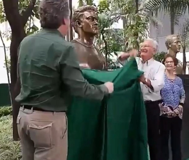 Em 7 de novembro de 2016, dia em que o busto de Dudu foi inaugurado nas dependências do Palestra Itália. De costas, o então presidente alviverde Paulo Nobre, ajudando Dudu a descerrar o busto. Ao fundo, Maria Helena, esposa de Dudu. Foto: arquivo pessoal de Paulo Nobre