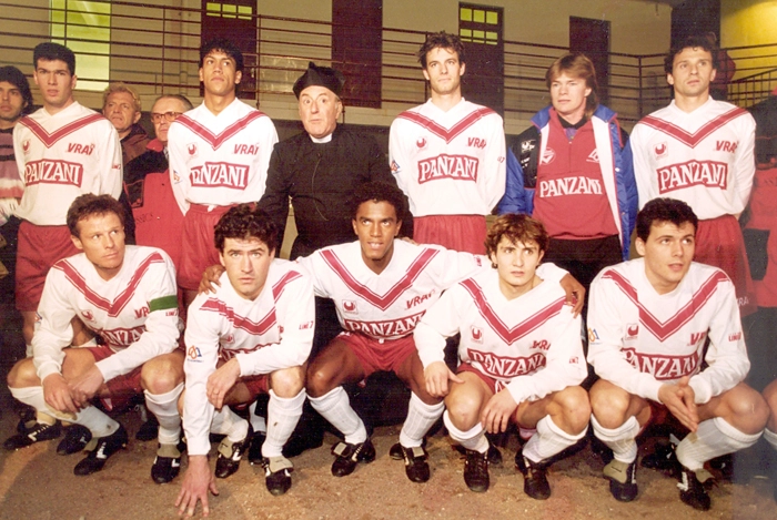Na imagem, em p&eacute; da esquerda para a direita, o primeiro &eacute; o at&eacute; ent&atilde;o cabeludo Zidane, seguido pelo zagueiro brasileiro M&aacute;rcio Santos. Dos agachados, Valdeir &eacute; o terceiro, seguido pelo lateral Lizarazu. Foto: Arquivo Pessoal