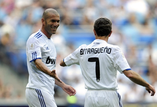 O est&aacute;dio Santiago Bernab&eacute;u, do Real Madrid, recebeu a partida benefic&ecirc;nte entre o time da casa e o Bayern de Munique, que visava arrecadar recursos financeiros para pa&iacute;ses africanos. Na imagem, Zinedine Zidane comemora com Elimio Butrague&ntilde;o. Foto: iG/AFP