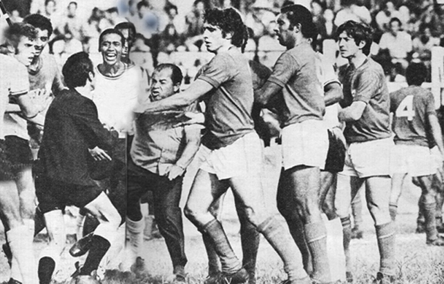 Neste jogo de 1971 entre Portuguesa de Desportos e Ponte Preta houve muita confusão. O técnico João Avelino aparece sendo contido por Marinho Peres. Da esquerda para a direita: Manfrini, Basílio, o árbitro Romualdo Arpi Filho, Santos, João Avelino, Marinho Peres, Cabinho e Fogueira. Foto enviada por Walter Roberto Peres e publicada na Revista Placar