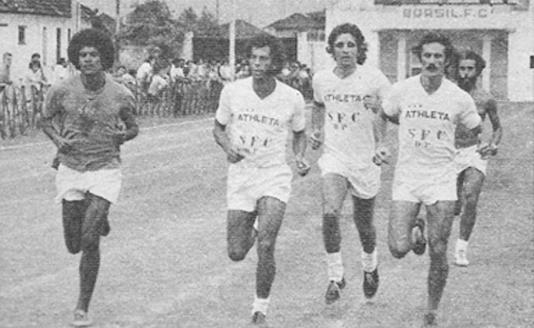 Esta pista de atletismo é do Brasil Futebol Clube, no bairro Macuco, em Santos, utilizada pelo Peixe para treinamentos. Nesta imagem, de 1972, temos, da equerda para a direita: Altivo (ex-Olaria), Carlos Alberto Torres, Marinho Peres, Orlando e atrás está Afonsinho. Foto de Manoel Motta, enviada por Walter Roberto Peres e publicada na Revista Placar