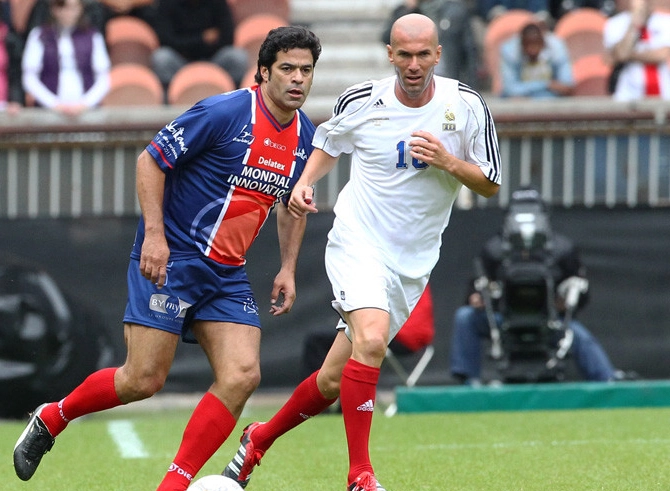 Ra&iacute; e Zinedine Zidane, o brasileiro e o franc&ecirc;s. Ambos grandes jogadores e campe&otilde;es da Copa do Mundo. Foto: Site oficial do PSG