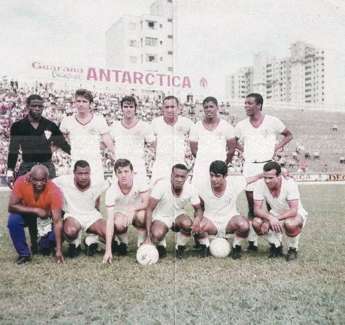 Portuguesa posa para foto no Parque Antártica. Em pé estão Orlando, Marinho Peres, Ulisses, Lorico, Zé Maria e Augusto. Agachados: Mário Américo, Edu, Leivinha, Ivair, Paes e Esquerdinha. Foto: Wilson Chumbo