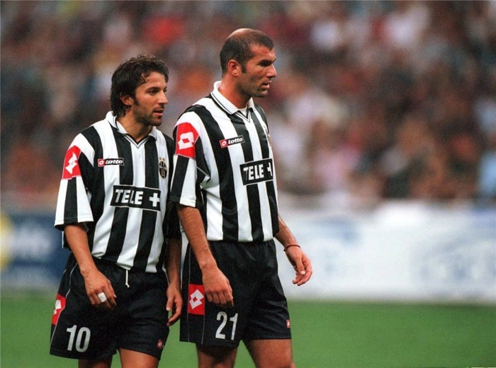 Grandes craques que vestiram a camisa branca e preta na mesma &eacute;poca: &agrave; esquerda, Alessandro Del Piero, e &agrave; direita, o franc&ecirc;s Zinedine Zidane. Foto: Reprodu&ccedil;&atilde;o/Site oficial