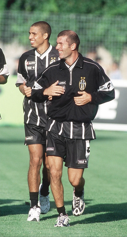 Zidane com David Trezeguet, durante treino na It&aacute;lia. Foto: Reprodu&ccedil;&atilde;o/In My Ear
