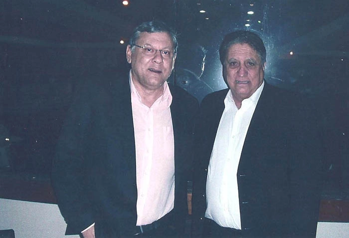 Em 05 de agosto de 2011, Milton e Marinho Peres no restaurante Prazeres da Carne, na Vila Mariana, zona sul de São Paulo. Foto enviada por Jaimão