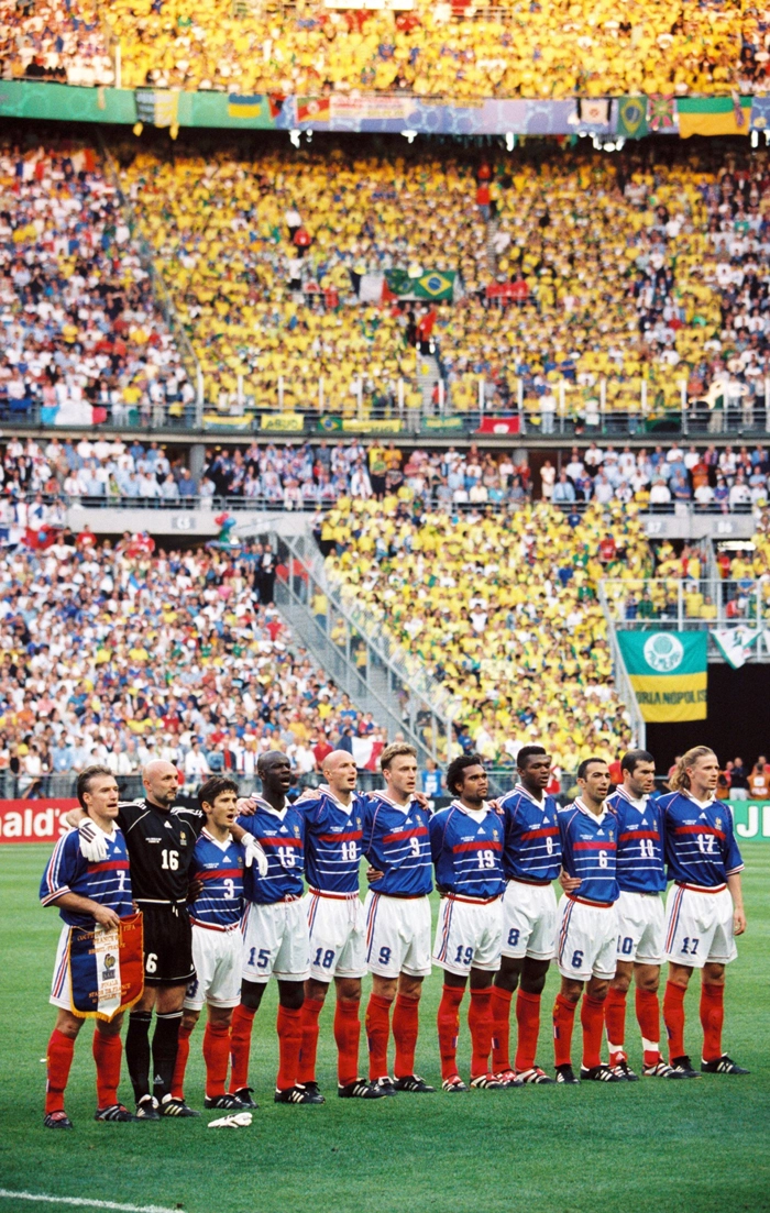 Da esquerda para a direita, Deschamps, Barthez, Lizarazu, Thuram, Leboeuf, Guivarch, Karembeu, Desailly, Djorkaeff, Zidane, Petit. Foto: Reprodu&ccedil;&atilde;o/In My Ear