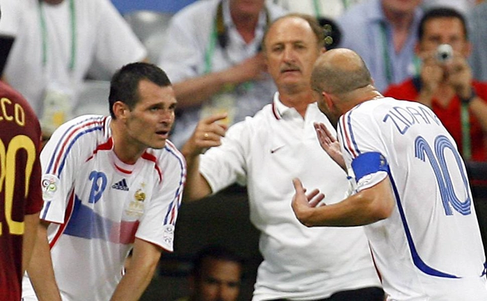 observados por Felip&atilde;o durante vit&oacute;ria da Fran&ccedil;a por 1 a 0 sobre Portugal na semifinal da Copa de 2006, na Alemanha. Cr&eacute;dito FSP - Paulo Duarte-05.jul.2006/Associated Press