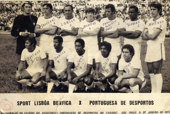 Foto do time da Portuguesa que jogou na Inauguração do Estádio Dr. Oswaldo Teixeira Duarte em 09 de janeiro de 1972, quando o Benfica venceu por 3 a 1. O gol da Lusa foi marcado pelo zagueiro Marinho Peres em cobrança de pênalti. Em pé estão: o goleiro paraguaio Aguillera, Calegari, Lorico, Fogueira, Carlos Alberto Torres, Deodoro e Marinho Peres. Agachados: Ratinho, Dirceu, Cabinho, Basílio e Piau. O capitão Carlos Alberto Torres, não atuou no jogo. Foto enviada por Antonio Quintal