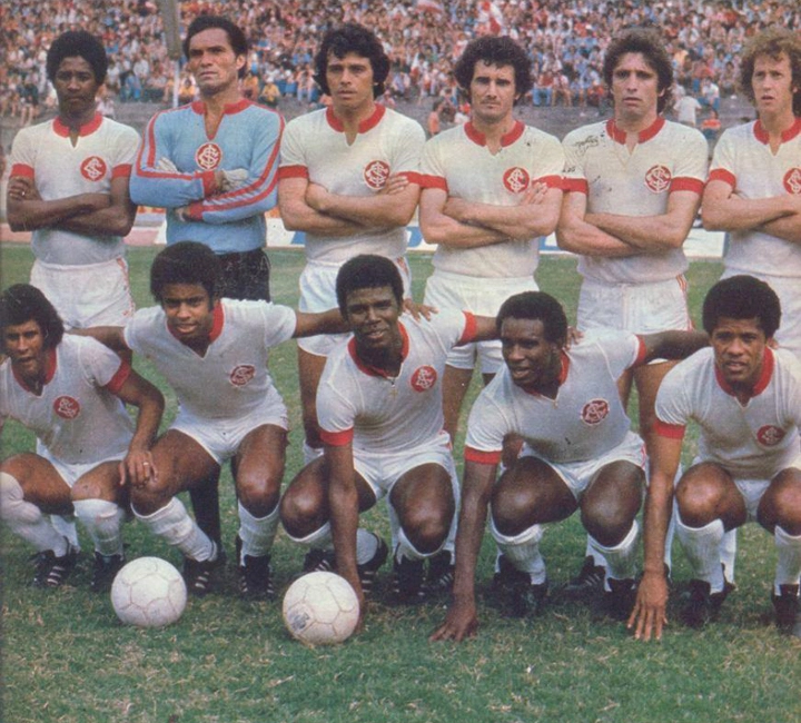 Equipe colorada no Beira-Rio em 1976, com seu uniforme branco. Em pé, da esquerda para a direita: Zé Maria, Manga, Figueroa, Vacaria, Marinho Peres e Falcão. Agachados: Valdomiro, Jair, Escurinho, Caçapava e Dario. Foto enviada por Gilvannewton Souza