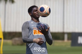 Atacante colombiano se recuperou de lesão e fica à disposição de Tiago Nunes. Foto: Daniel Augusto Jr
