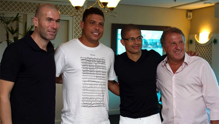 Na ordem, Zidane, Ronaldo, Alex e Zico posam para foto em evento de divulga&ccedil;&atilde;o do Jogo Contra a Pobreza, que foi realizado em Porto Alegre, na Arena Gr&ecirc;mio. Foto: UOL