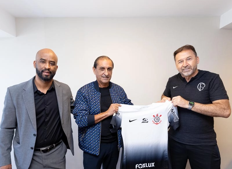 Em 10 de julho de 2024, o gerente de futebol Fabinho Soldado, Ramón Diaz e Augusto Melo, presidente do Corinthians, na apresentação de Ramón como novo treinador do Alvinegro. Foto: Rodrigo Coca/Agência Corinthians