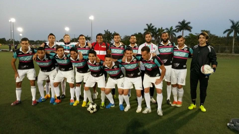 Miami United 3 x 1 Nacional, oitava vitória consecutiva e liderança isolada do campeonato, no dia 30 de março de 2015. Da esquerda para a direita, Sérgio Manoel é o quarto em pé