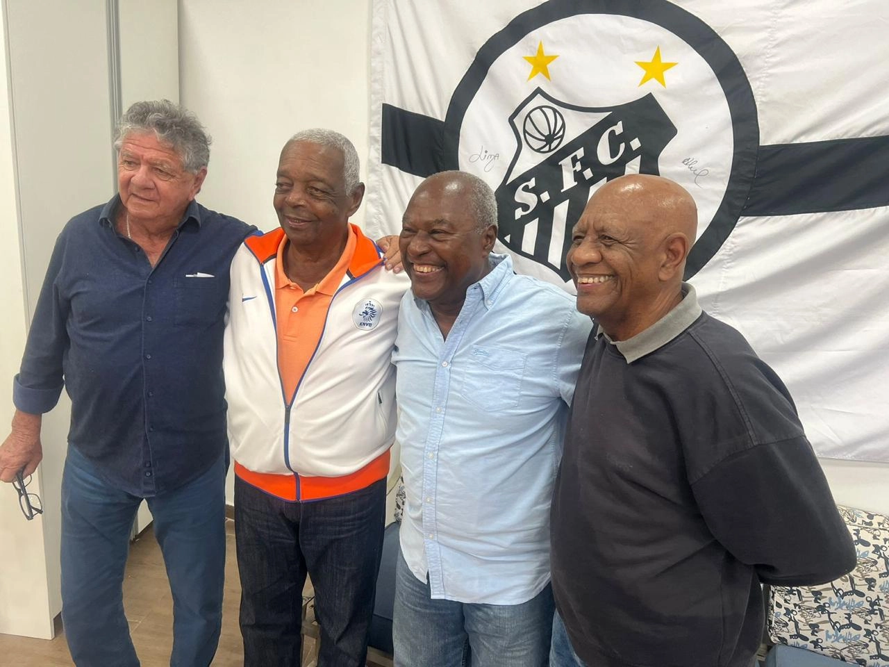 Encontro de craques santistas em 2024: Mané Maria, Lima, Edu e Abel. Foto enviada por Ronaldo Russo