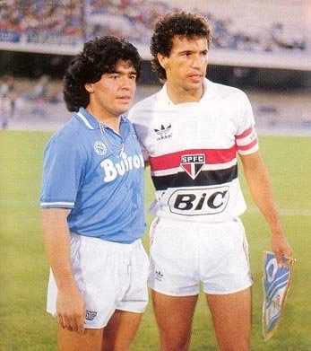 Em 30 de maio de 1987, no estádio San Paolo. Pelo Napoli, Maradona enfrenta o amigo Careca, que defendia na época o São Paulo