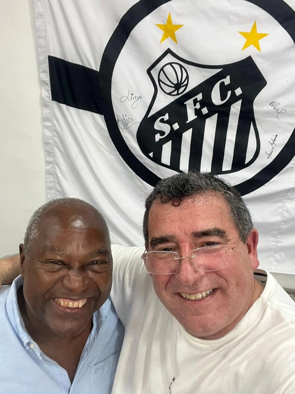 Em 2024, Edu e o amigo Ronaldo Russo. Foto enviada por Ronaldo Russo