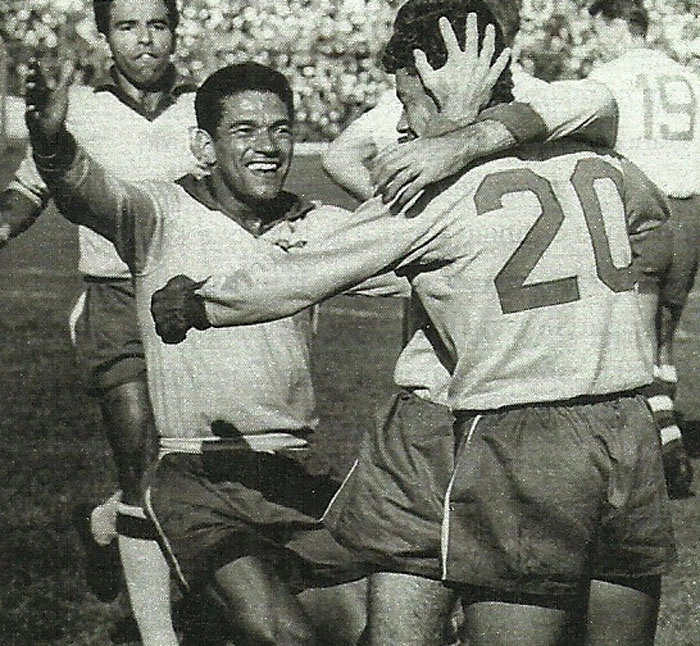 Da esquerda para a direita, Vavá, Garrincha e Amarildo, sendo abraçado por um jogador da Seleção Brasileira. Imagem: Placar