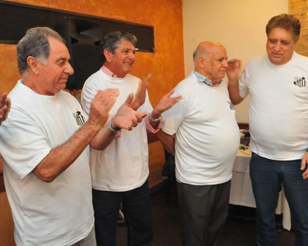  - Da esquerda para a direita, Marcos, Manuel Maria, Pepe e Marinho Peres. Em agosto de 2013, a TV Tribuna reuniu os jogadores finalistas do Campeonato Paulista de 1973, na churrascaria Tertúlia, na Ponta da Praia, em Santos. Foi a única vez, em 60 anos, que o Paulistão teve dois campeões. Estavam presentes jogadores do Peixe e da Portuguesa . Foto Enviada por Eduardo Silva, da TV Tribuna. 