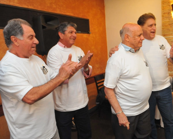 - Aplaudido por Marcos e Manuel Maria e abraçado por Marinho Peres, Pepe, é o querido de todos. Em agosto de 2013, a TV Tribuna reuniu os jogadores finalistas do Campeonato Paulista de 1973, na churrascaria Tertúlia, na Ponta da Praia, em Santos. Nos últimos 60 anos, foi a única vez, que o Paulistão teve dois campeões. Estavam presentes craques do Peixe e da Portuguesa. Foto Enviada por Eduardo Silva, da TV Tribuna. 