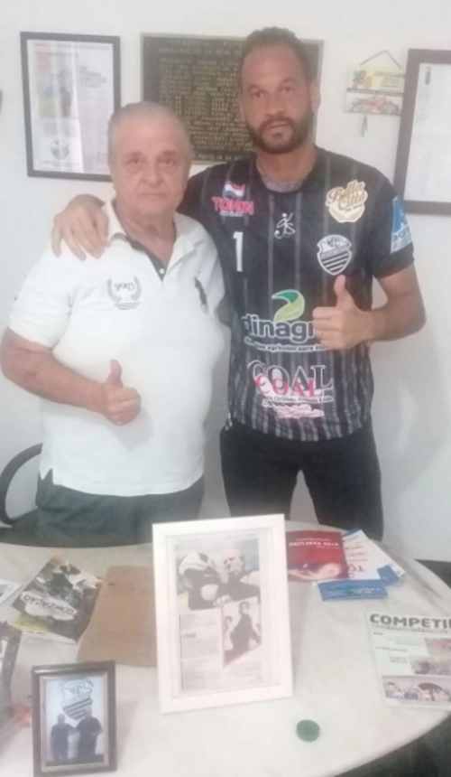 Tomires ao lado do goleiro Leandro, após a vitória do Comercial sobre o Rio Preto, por 1 a 0, em 10 de fevereiro de 2019