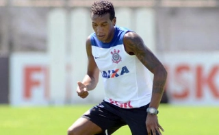 Edenílson trocou o Palmeiras pelo Corinthians no aeroporto