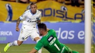 Grêmio leva gol relâmpago, perde chances e empata com Rosario Central 