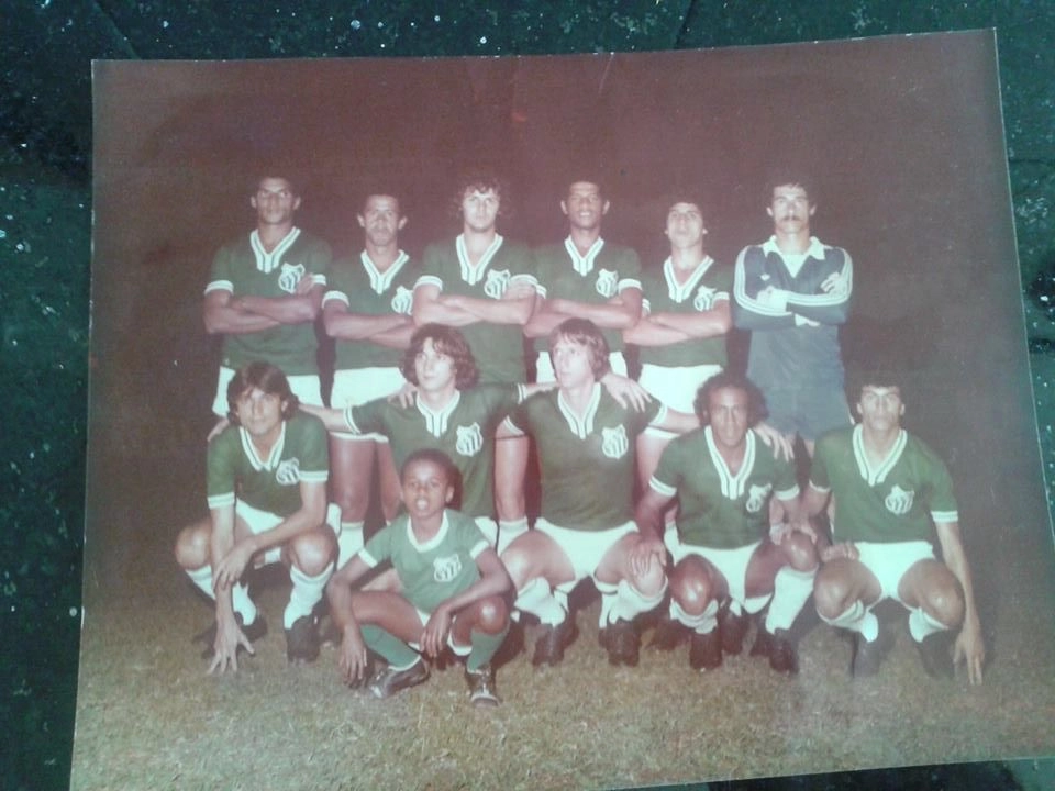 Uberl&acirc;ndia em 1979. Em p&eacute;: Dick, Gil, Maxwell, Fernando, Ren&ecirc; e Bracalli. Agachados: Jo&atilde;o Marques, Binga, Dante, Dirceu Lopes e Mairon C&eacute;sar.