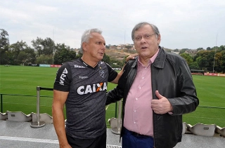 Uma foto, uma hist&oacute;ria! &Eacute;der Aleixo ciceroneando Milton Neves na Cidade do Galo